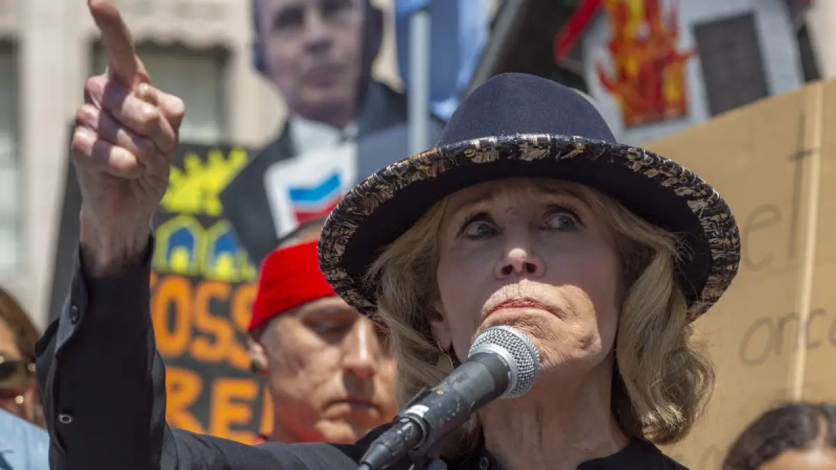 celebra actrita jane fonda in varsta de 81 de ani a fost arestata din nou la un protest