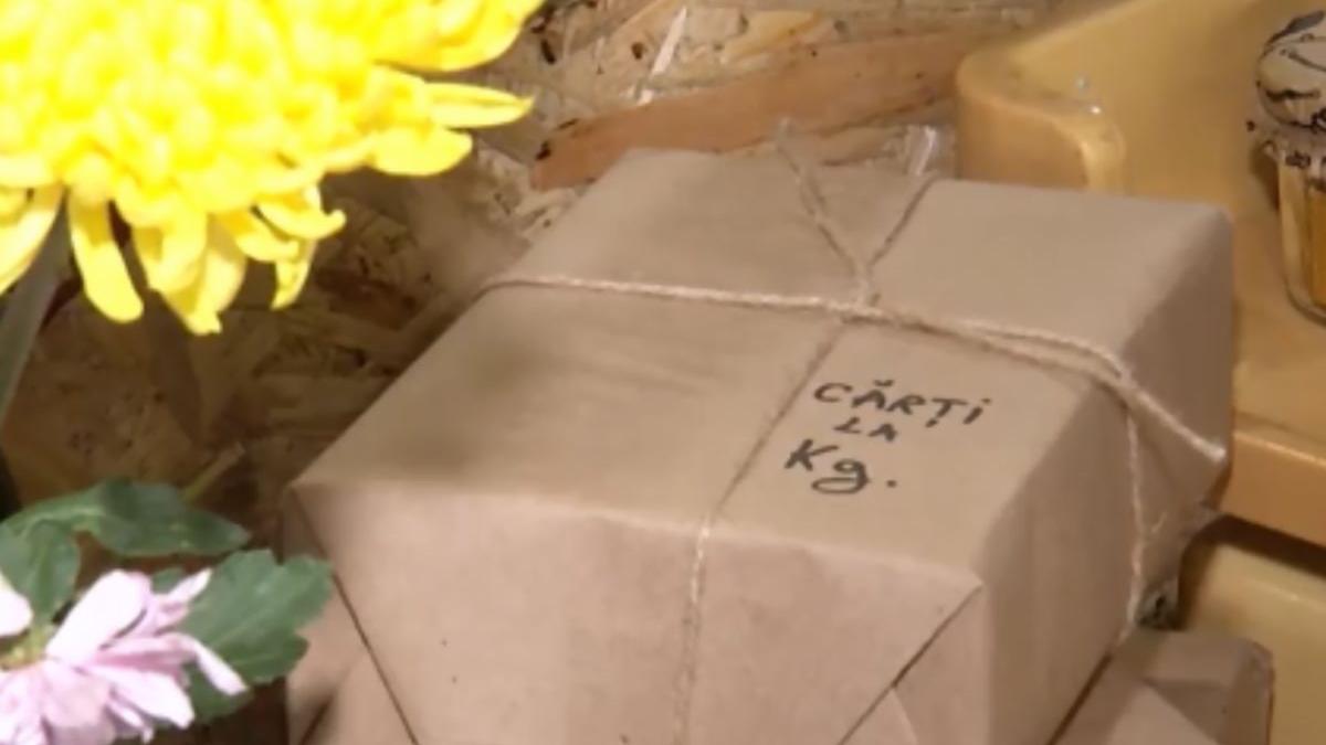 in piata obor din capitala si au gasit locul si cartile la kilogram video