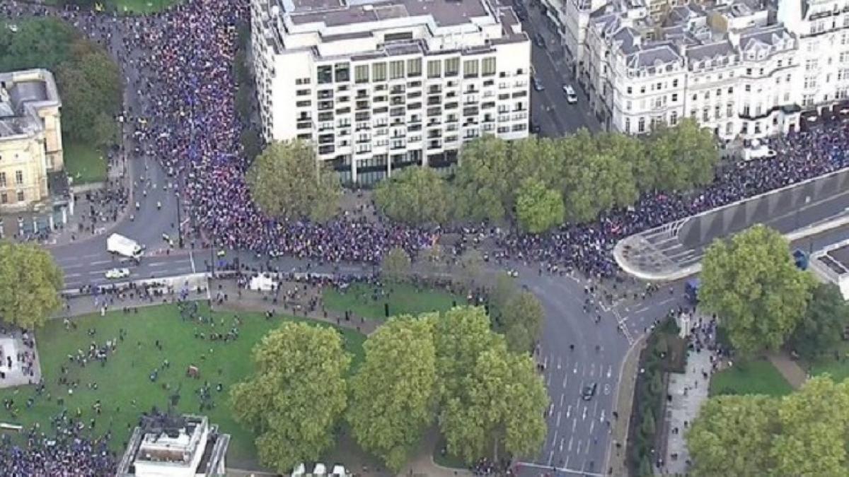 manifestatie masiva anti brexit la londra zeci de mii de britanici au iesit in strada