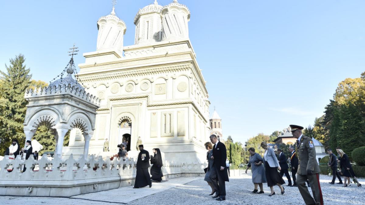 moment istoric regina mama elena reinhumata la curtea de arges repatriata dupa 70 de ani alaturi de