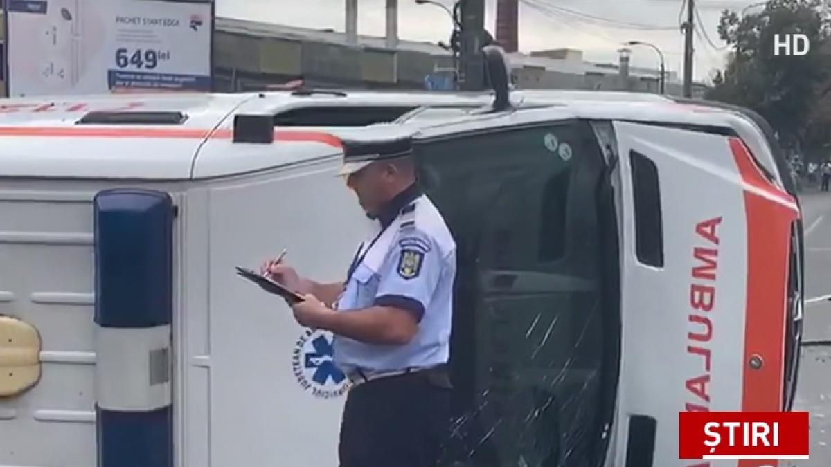 sase raniti dupa ce o ambulanta si un taxi s au ciocnit in cluj napoca