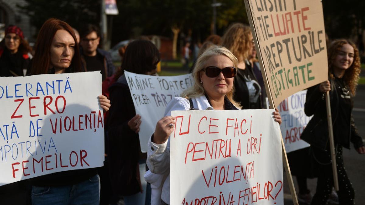 sute de persoane la marsul de solidaritate cu femeile care sunt victime ale violentei viorica
