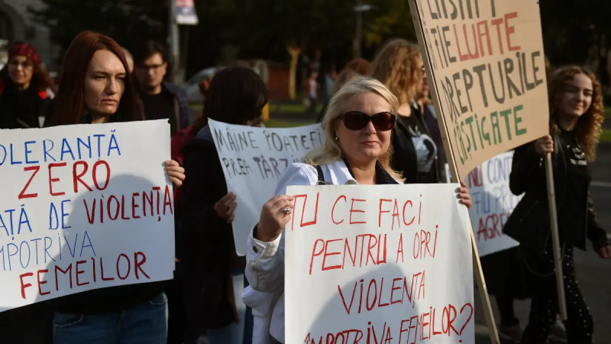 sute de persoane la marsul de solidaritate cu femeile care sunt victime ale violentei viorica