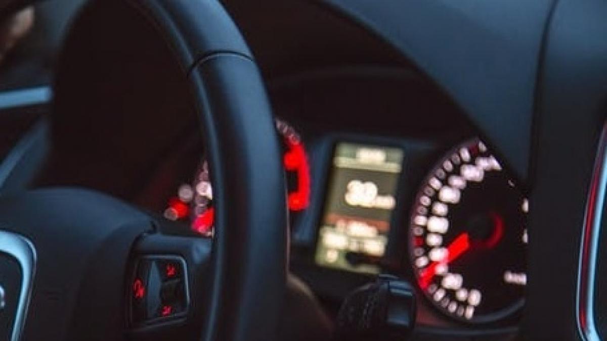 era in drum spre brasov cand deodata a vazut ceva neobisnuit pe contrasens a scos telefonul si