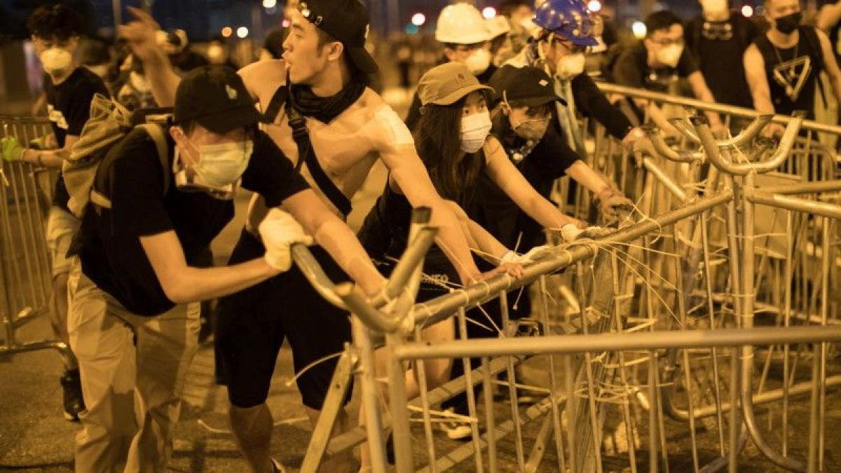 haos total si violenta in hong kong sute de mii de oameni au participat la protestul neautorizat de