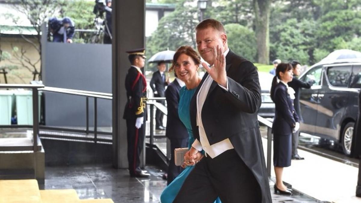 imagini cu presedintele klaus iohannis si sotia sa carmen iohannis la ceremonia de intronare a