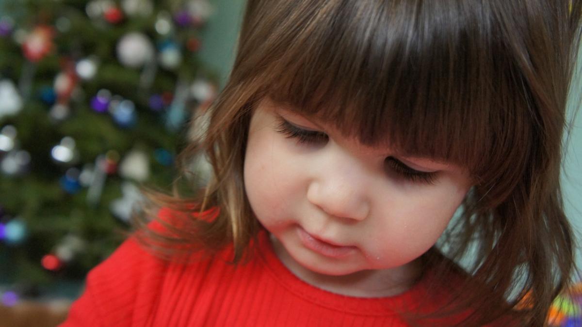 mami doarme e foarte obosita lila are 3 ani si a stat zile in sir cu mama moarta in casa vecinii au