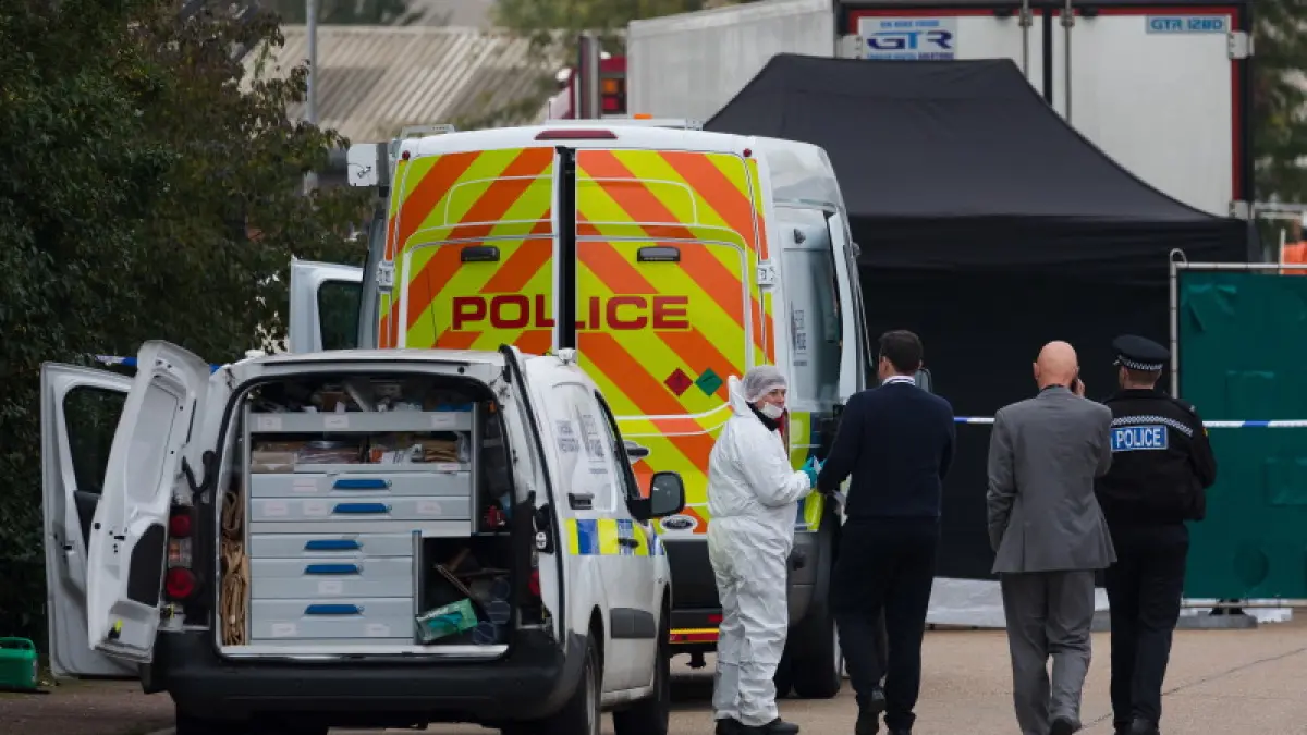 primele imagini cu camionul mortii 39 de cadavre au fost descoperite de anchetatori soferul a fost