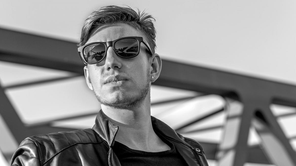 putini romani stiu asta de unde vine de fapt cuvantul smecher