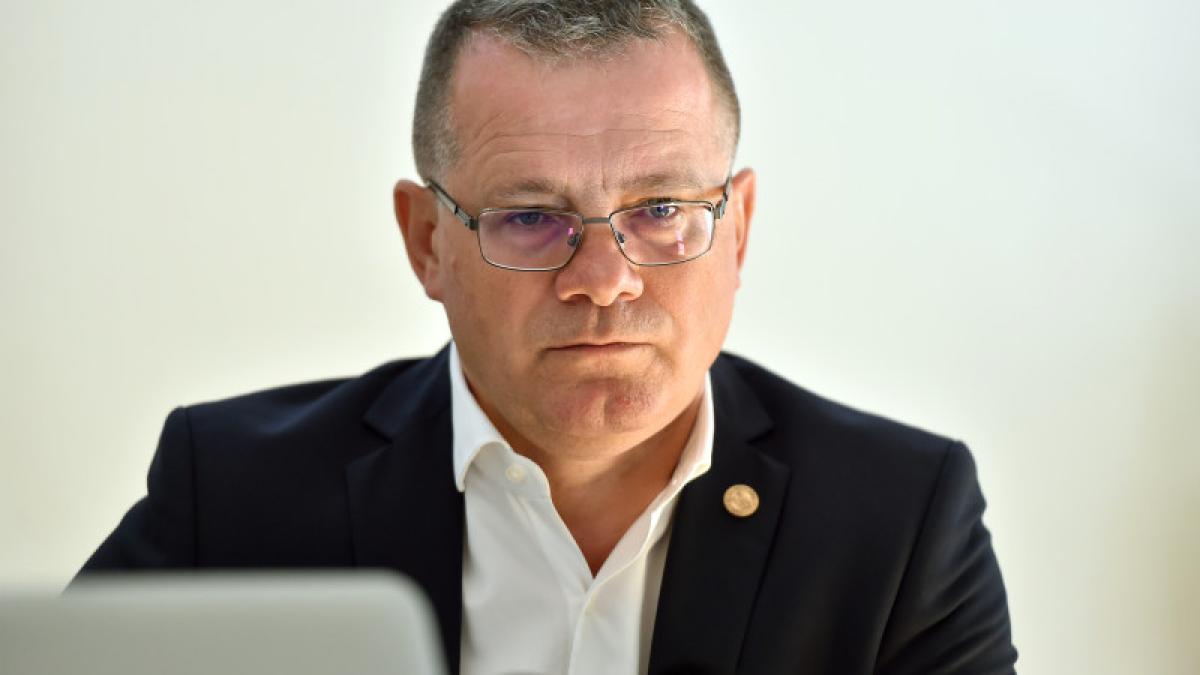 cine este adrian oros propus ministru al agriculturii ani l a acuzat de incompatibilitate