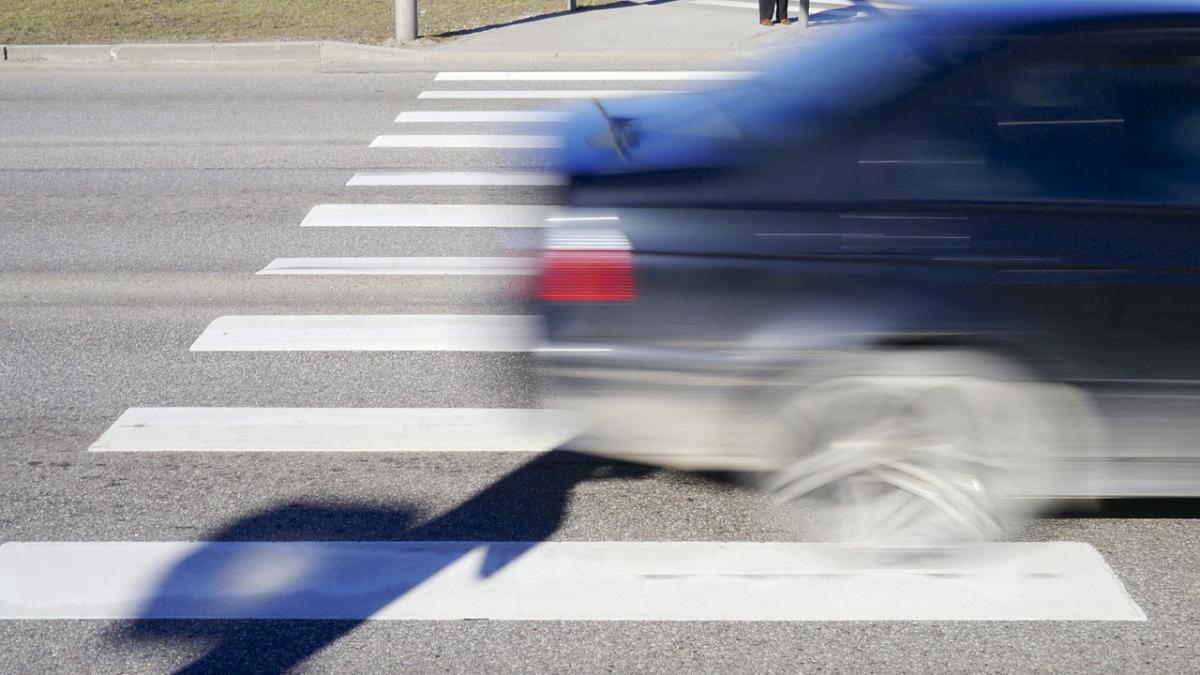 fetita lovita de o masina pe trecerea de pietoni soferul a fugit