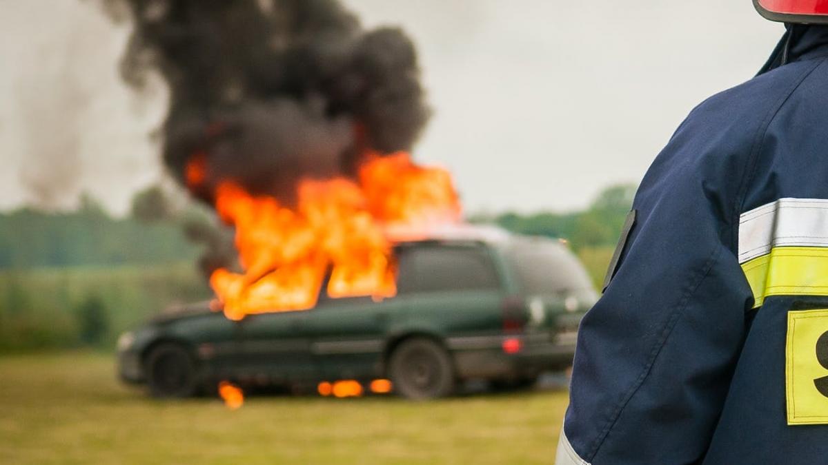 panica in traficul din bacau o masina a explodat si a fost cuprinsa de flacari