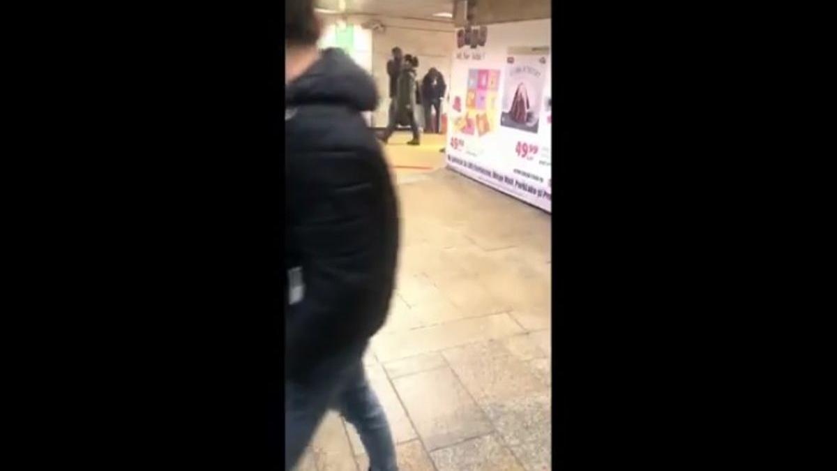 veronica era la metrou la unirii cand a vazut ceva cu totul ciudat a scos telefonul si a