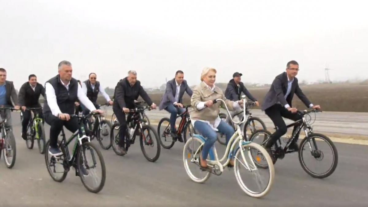 imaginile zilei viorica dancila pe bicicleta la inaugurarea primilor kilometri de autostrada din