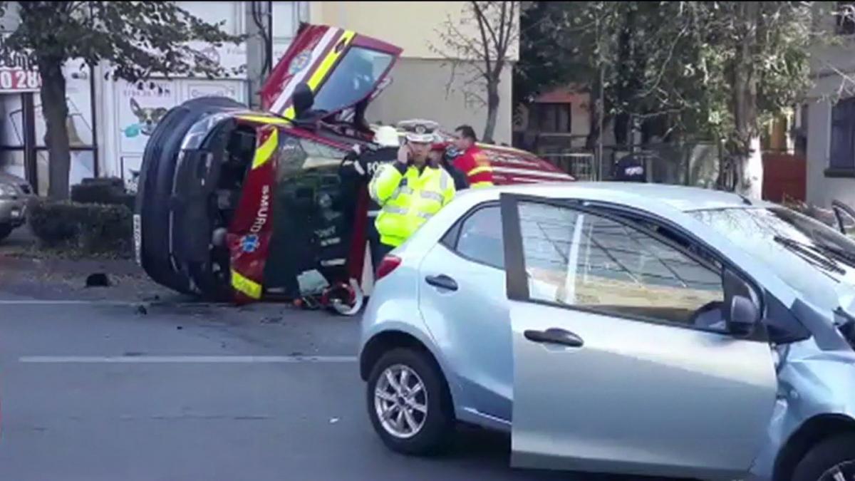 ambulanta smurd rasturnata in urma unui accident salvatorii au ajuns ei insisi in postura de a fi