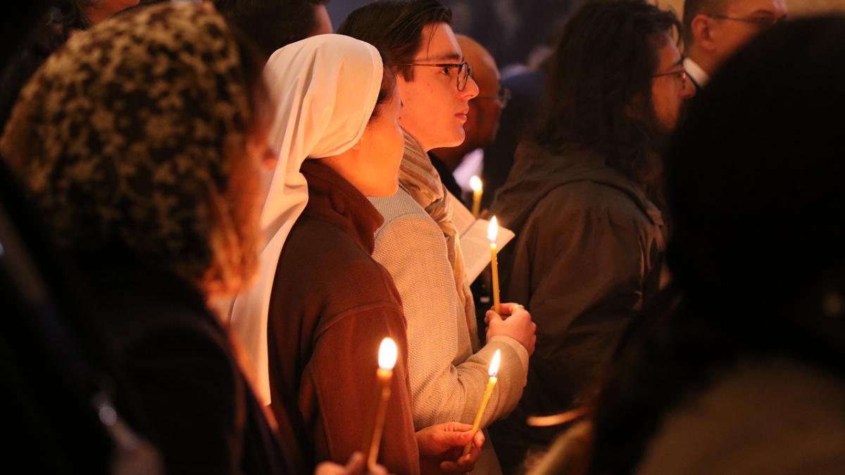 de ce ortodocsii si catolicii isi fac cruce diferit ce simbolizeaza acest semn