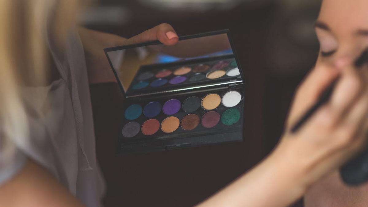 un stilist a sfarsit tragic omorat in casa lui si lasat intr o punga