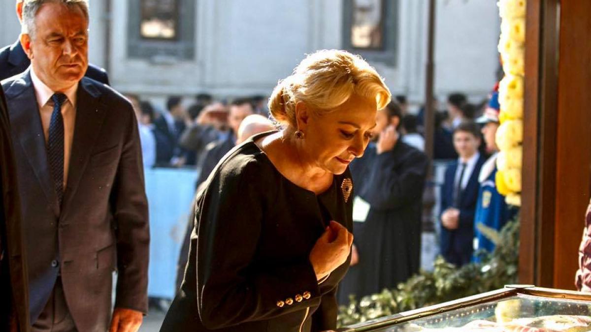 viorica dancila surprinde din nou cum a fost vazut premierul demis duminica si a facut cruce si a