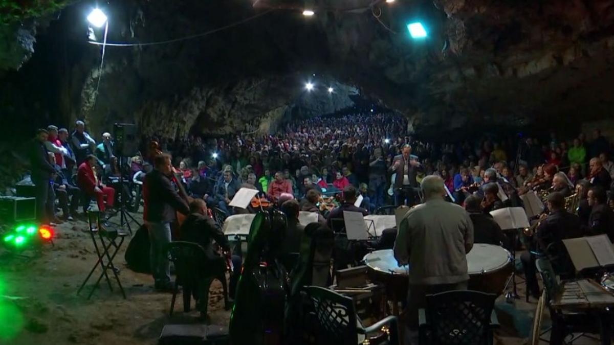 concert simfonic unic in europa intr o pestera din romania rezonanta din pestera iti da fiori