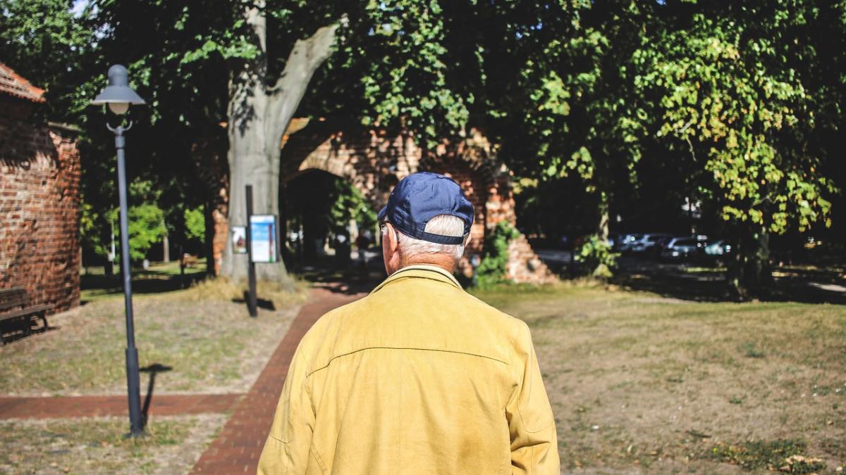 romania imbatraneste intr un ritm accelerat populatia varstnica depaseste cu mult populatia tanara