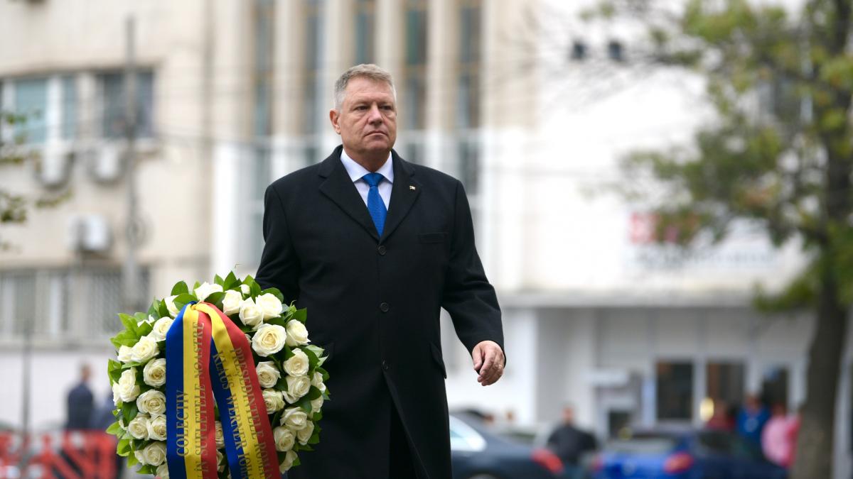presedintele iohannis a depus o coroana de flori si a aprins o candela la clubul colectiv