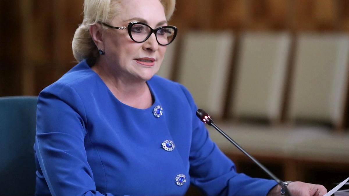 Incidente la vizita Vioricăi Dăncilă în Bihor. Premierul demis a rămas fără un pantof (VIDEO)