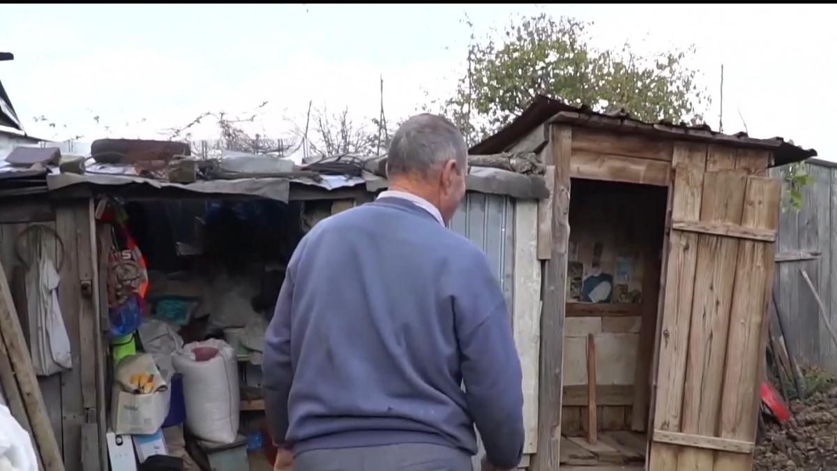 sute de oraseni prefera toaleta din spatele curtii