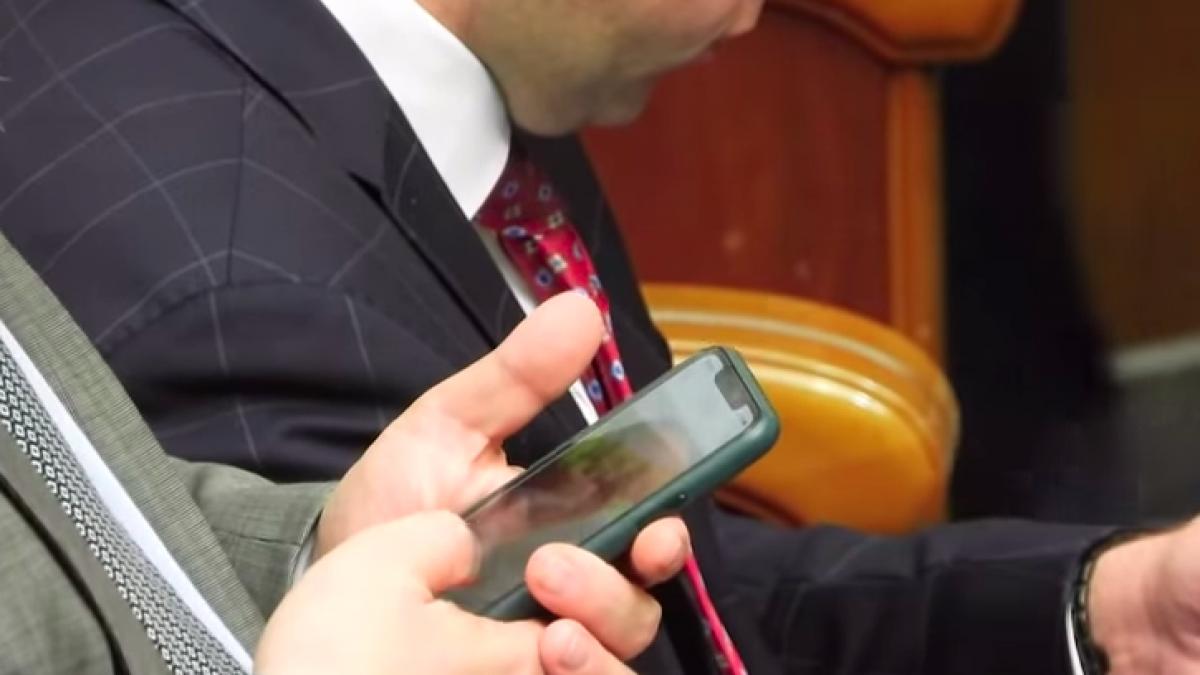 un deputat a fost filmat in timp ce vorbea pe chat cu o prostituata video