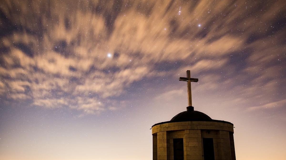 i a castigat increderea preotului si a inceput sa vina foarte des la biserica barbatul insa
