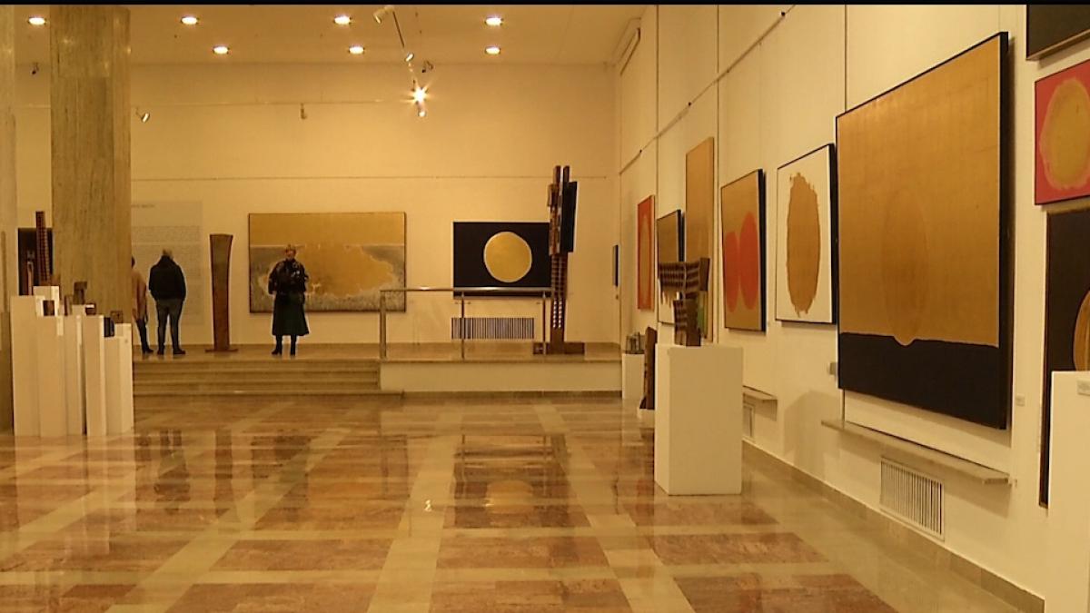 lemn aur lumina un vernisaj inedit expozitia de la muzeul national al romaniei cuprinde peste 70 de