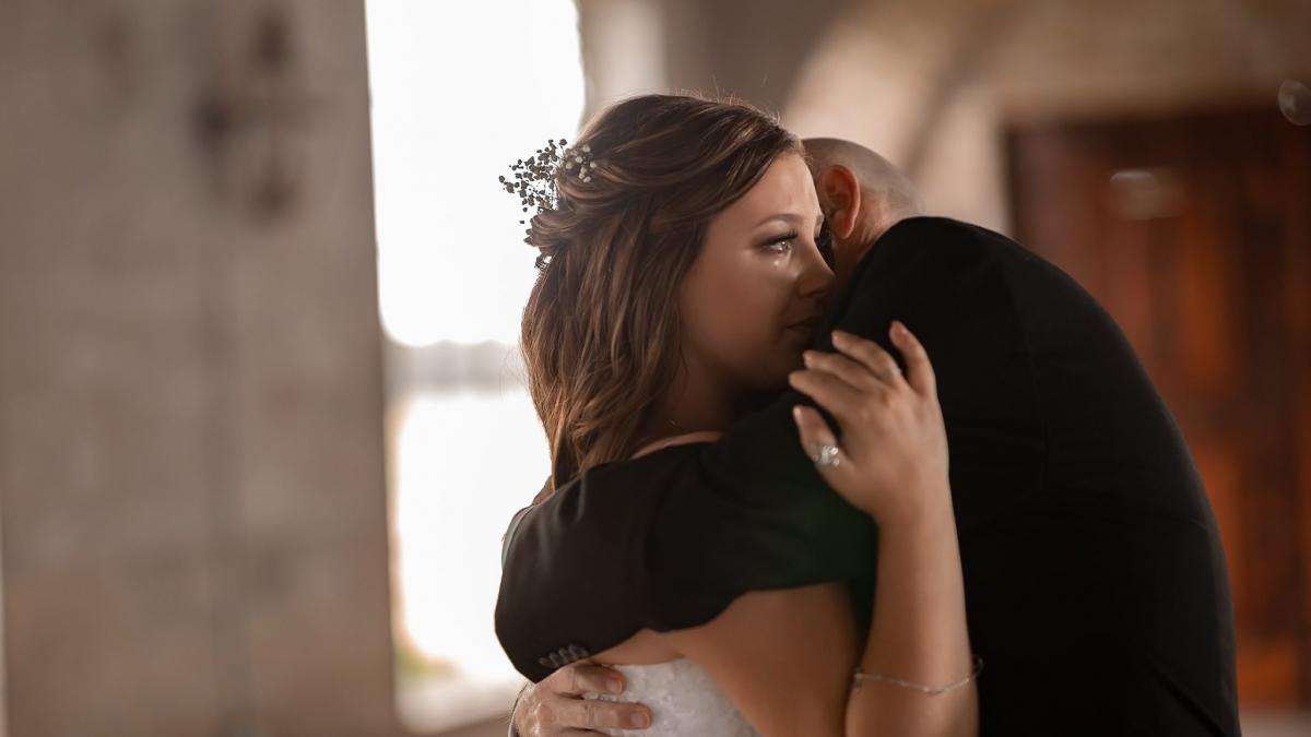 pare un dans obisnuit intre un tata si fiica lui mireasa insa adevarul din spatele acestei