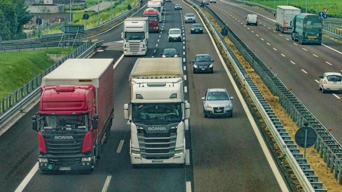 patronul unei firme ofera o recompensa uriasa pentru gasirea unui sofer care a fugit cu un tir plin