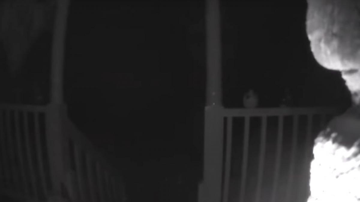 oamenii s au trezit in miezul noptii ca suna cineva la usa s au speriat de moarte dar cand au vazut