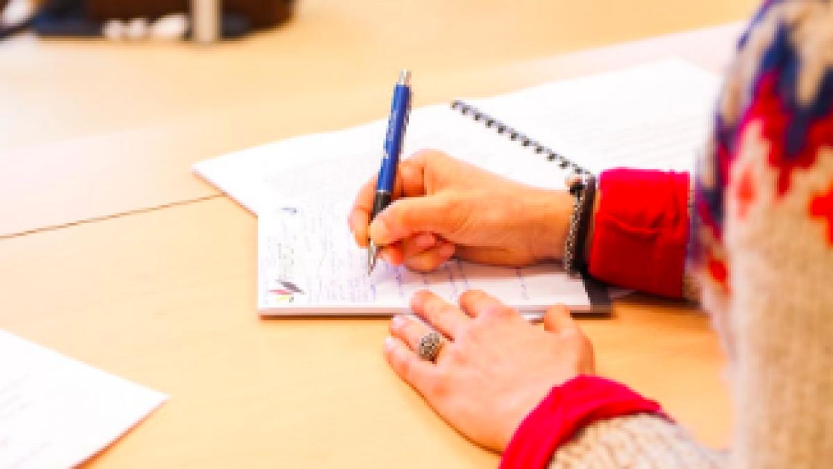 a scris un nume pe un biletel si a apoi l a ars in flacara candelei din casa e cumplit ce a patit