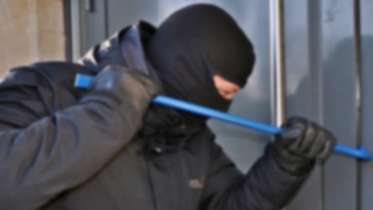 furt ca n filme in targoviste un hot a reusit sa sparga intr o singura noapte 20 de magazine