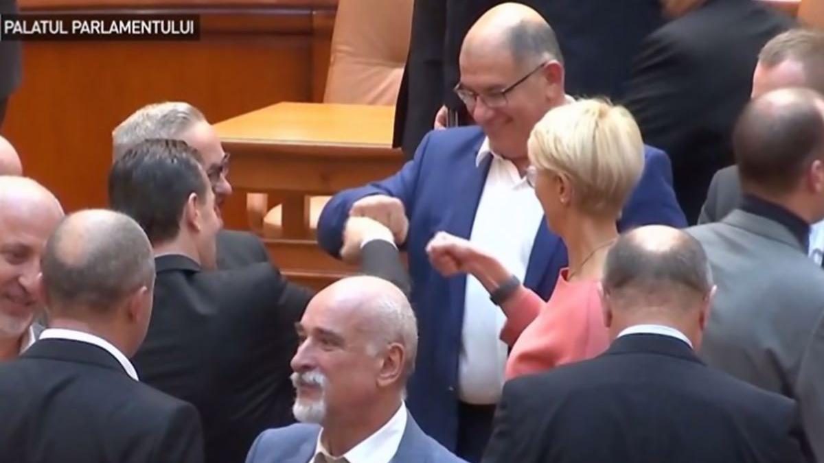 imagini senzationale dupa investirea guvernului gesturile facute de ludovic orban video