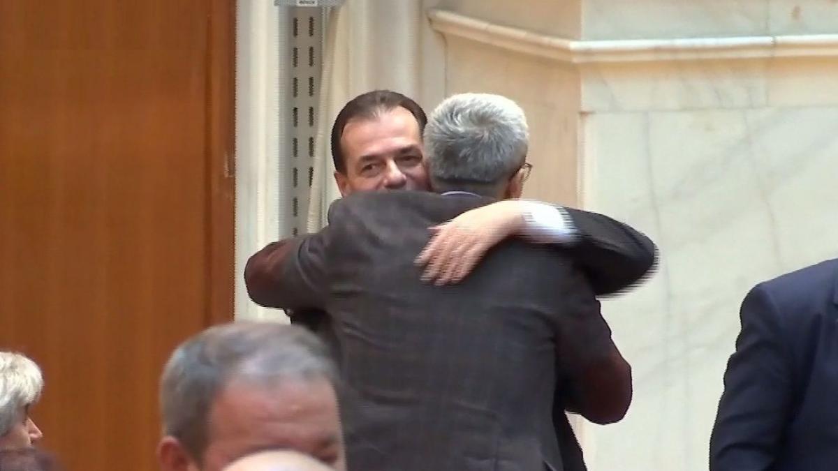 ludovic orban imbratisari in parlament inaintea votului de investitura din parlament