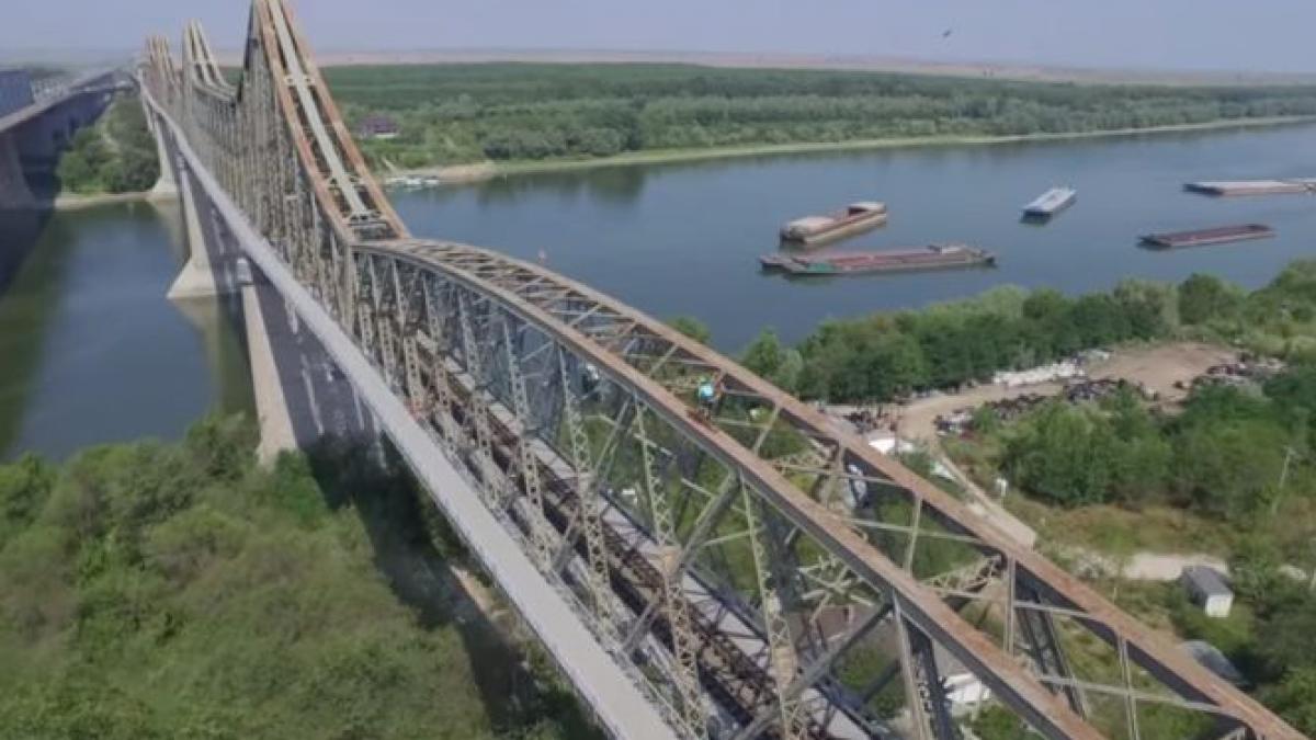 femeia si a abandonat masina iar cateva minute mai tarziu se arunca de pe podul din cernavoda totul