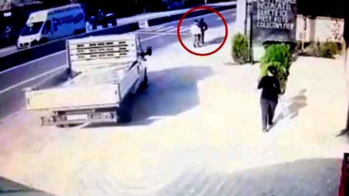 impact fatal pe trecerea de pietoni in judetul dambovita accidentul a fost surprins de o camera de