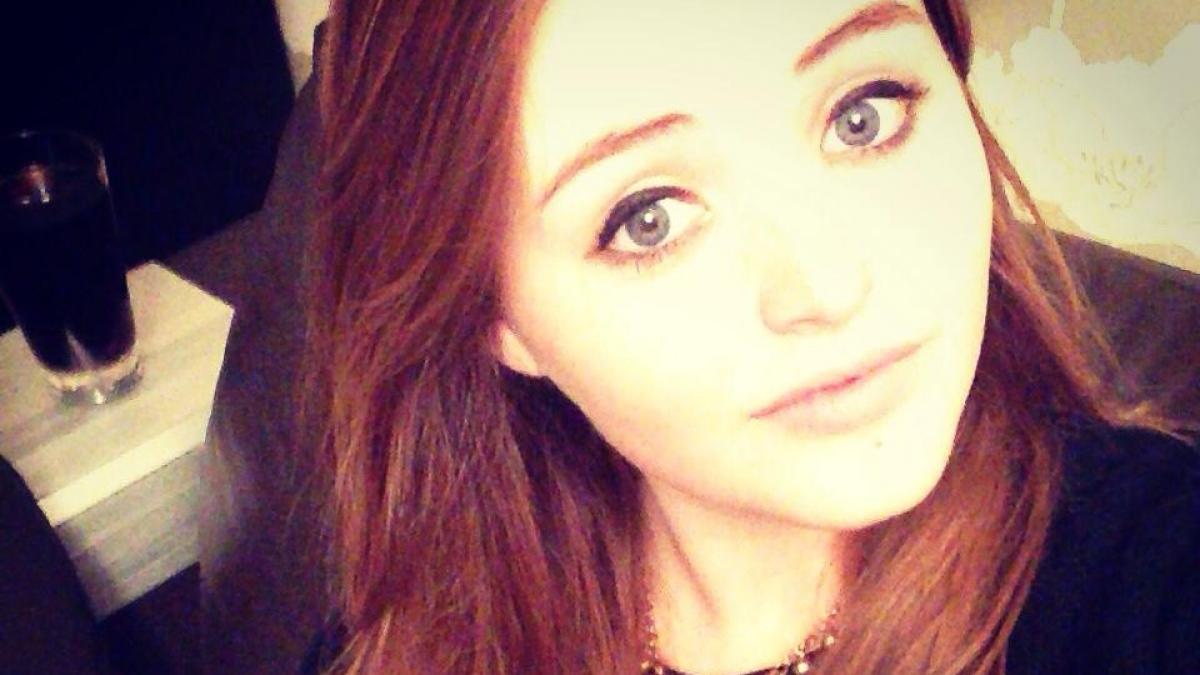 se intalnise cu un barbat pe care l a cunoscut pe tinder in bratele lui avea sa si gaseasca si