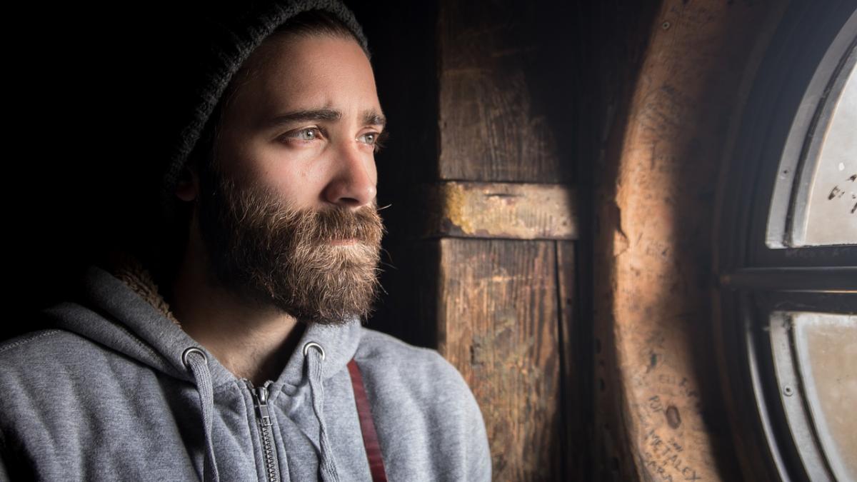 aproape a fost decapitat si injunghiat dupa ce a salvat o fetita de sapte ani de la viol barbatului