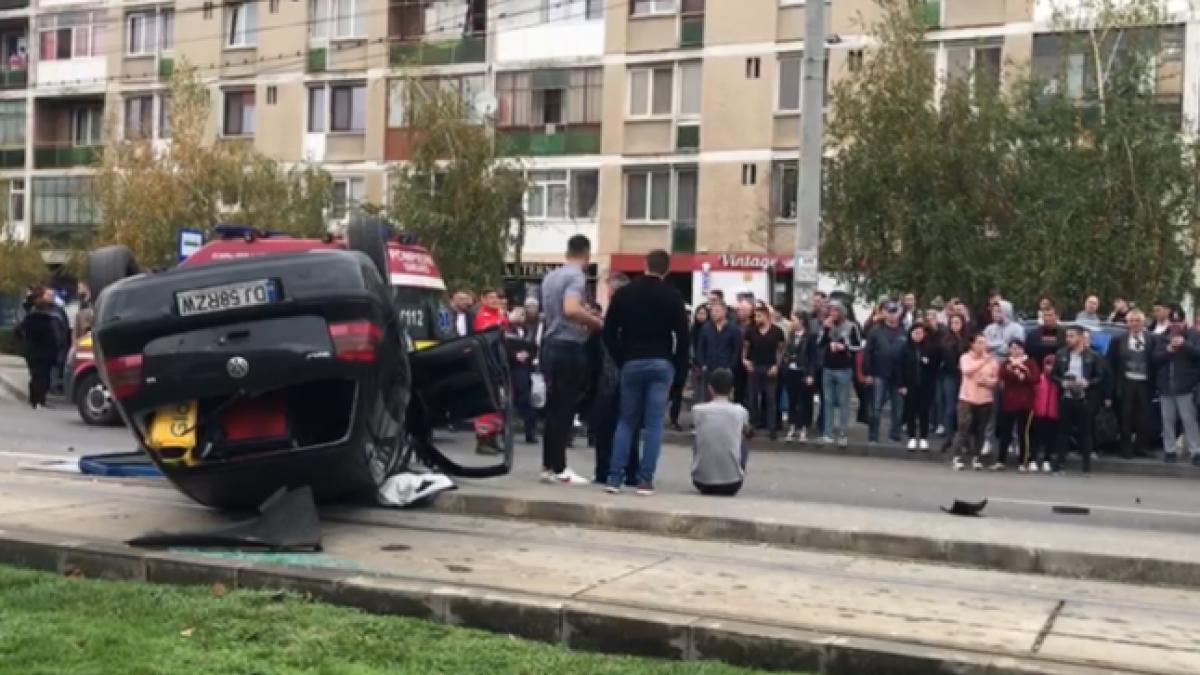 pietoni spulberati de o masina intr o statie de tramvai la craiova