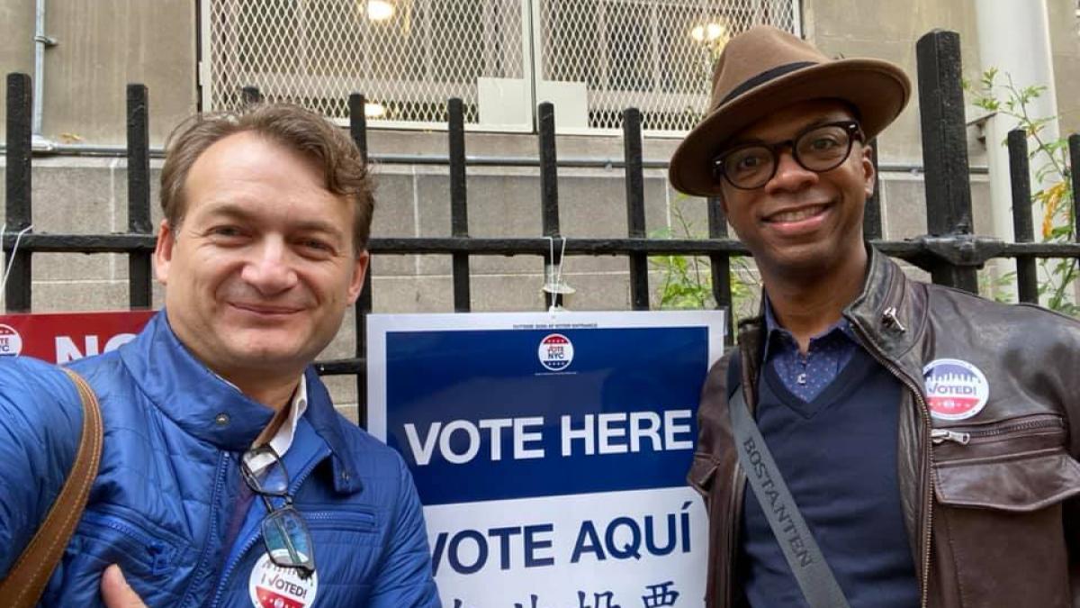 adrian coman romanul casatorit cu un american poate vota mae i a eliberat un pasaport temporar