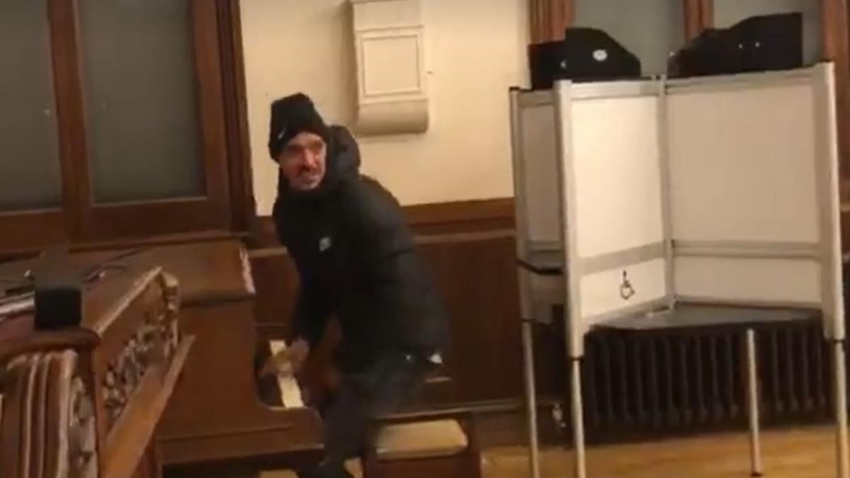 ce a putut sa faca un roman intr o sectie de votare din marea britanie oamenii au incremenit