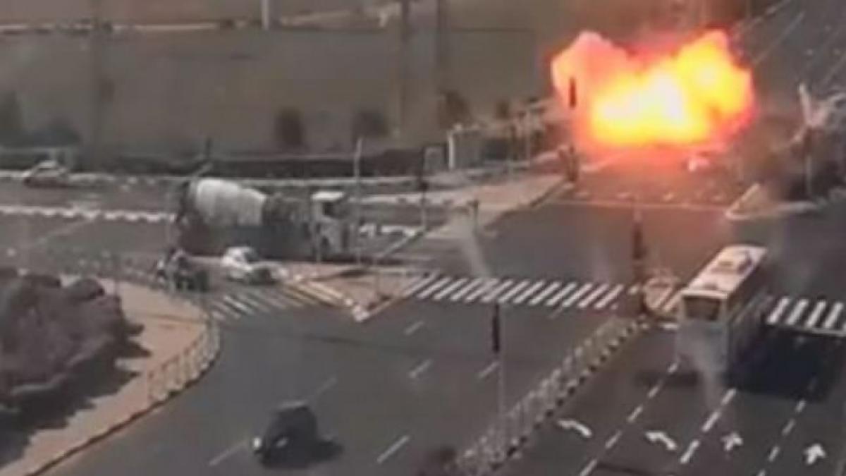 video momentul in care o racheta lansata din fasia gaza loveste o autostrada intens circulata din