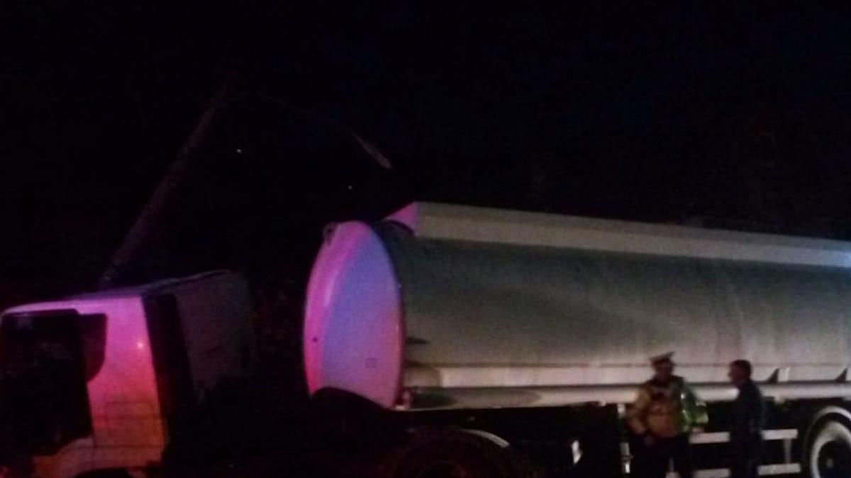 alerta pe dn 1 o cisterna plina cu benzina a intrat intr un stalp