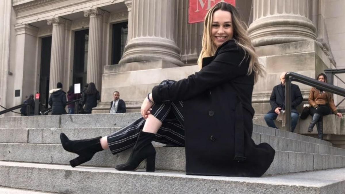 se intorsese din vacanta in italia si ii arata mamei sale poze femeia a observat un detaliu