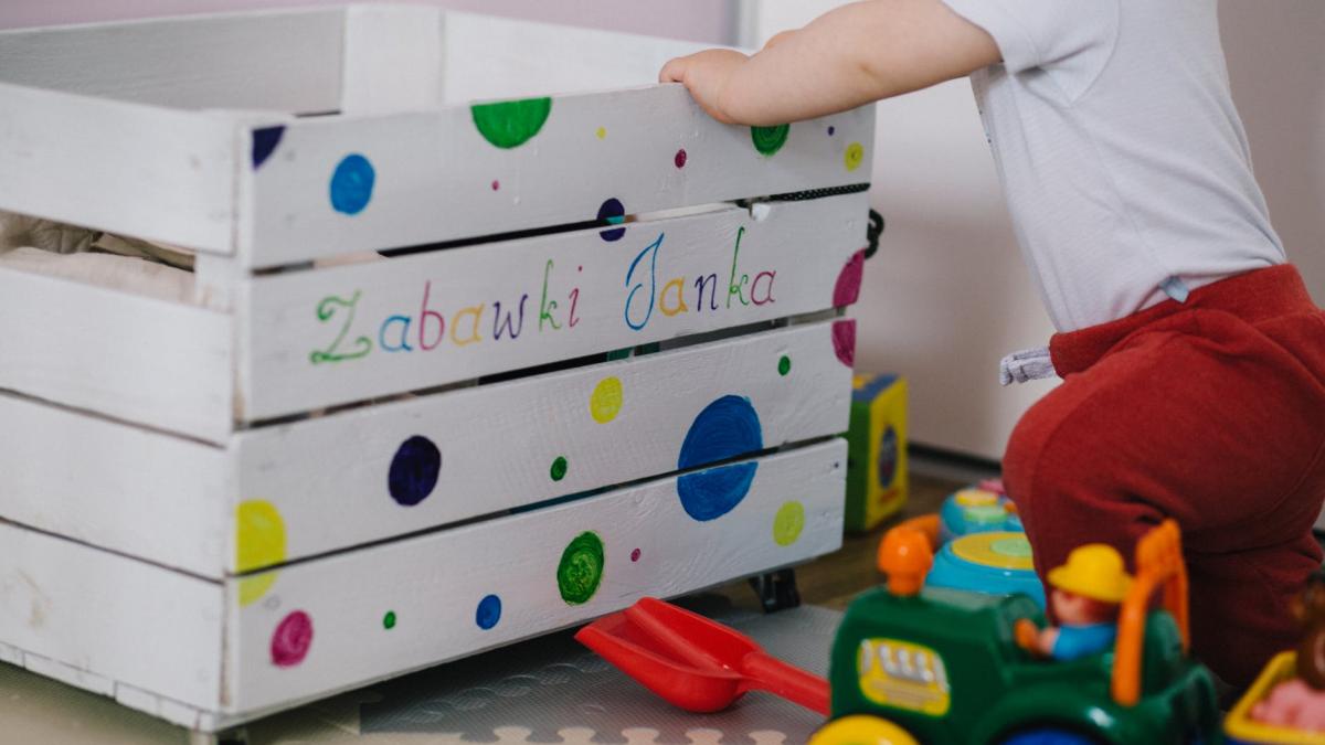 descoperire socanta intr o gradinita privata 26 de copii mici au fost gasiti dupa un perete fals in