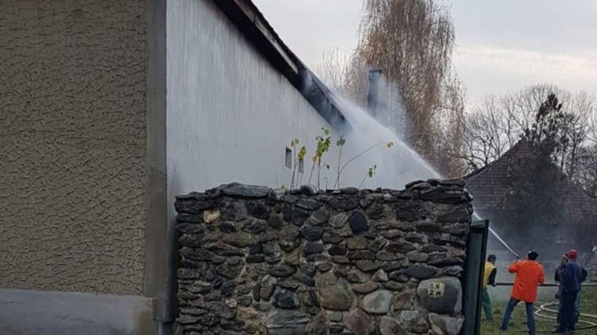 incendiu la o casa din recea proprietarul a fugit cu o masina la vederea fortelor de ordine video