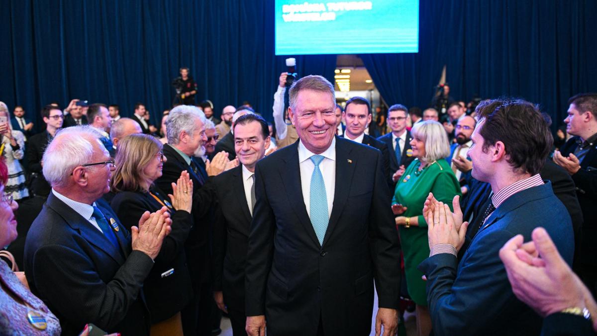 klaus iohannis a ramas alaturi de tricolori de trei zile